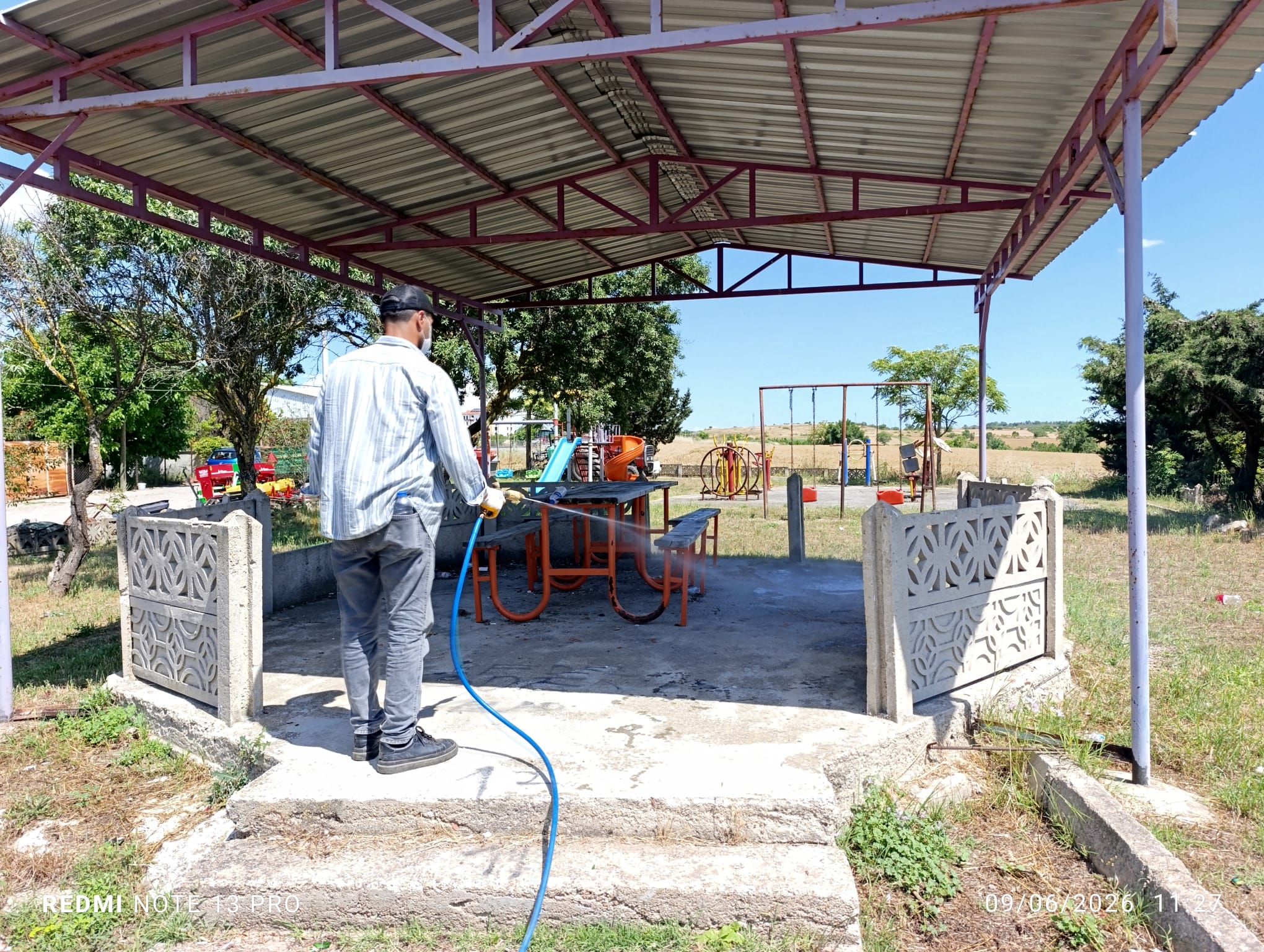 Süloğlu Belediyesi, halk sağlığını korumak amacıyla yaz aylarında kene ve sineklere karşı yürüttüğü ilaçlama, temizlik ve dezenfeksiyon çalışmalarını ilçe genelinde aralıksız sürdürüyor.